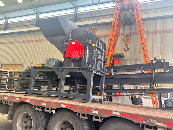 800型金屬破碎機發往廣東廣州