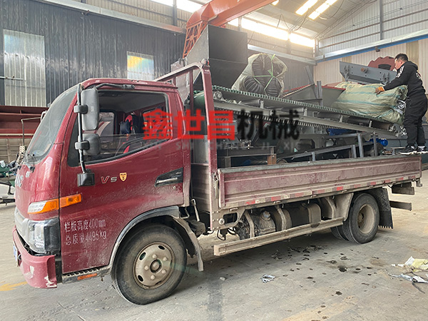 400型雙軸撕碎機、800型水滴式金屬粉碎機發貨