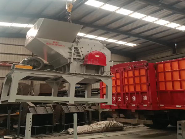 湖南1000型破碎機(jī)發(fā)貨現(xiàn)場